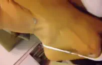 تلميذة شابة تلعب مع كس ثم يحصل على الوجه الثابت.