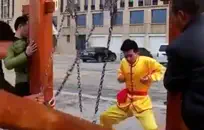 Bbw في سن المراهقة يحصل بوسها أكل أثناء مشاهدة التلفزيون.