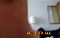 مثير فاتنة في سن المراهقة يستمني مع هزاز على كاميرا حية.