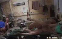 الحمار كبيرة الثدي فتاة كبيرة في النظارات يحب أن تظهر كل شيء.