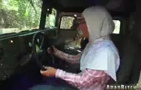 شقراء قرنية في السراويل الضيقة ركوب الخيل على دسار لها.